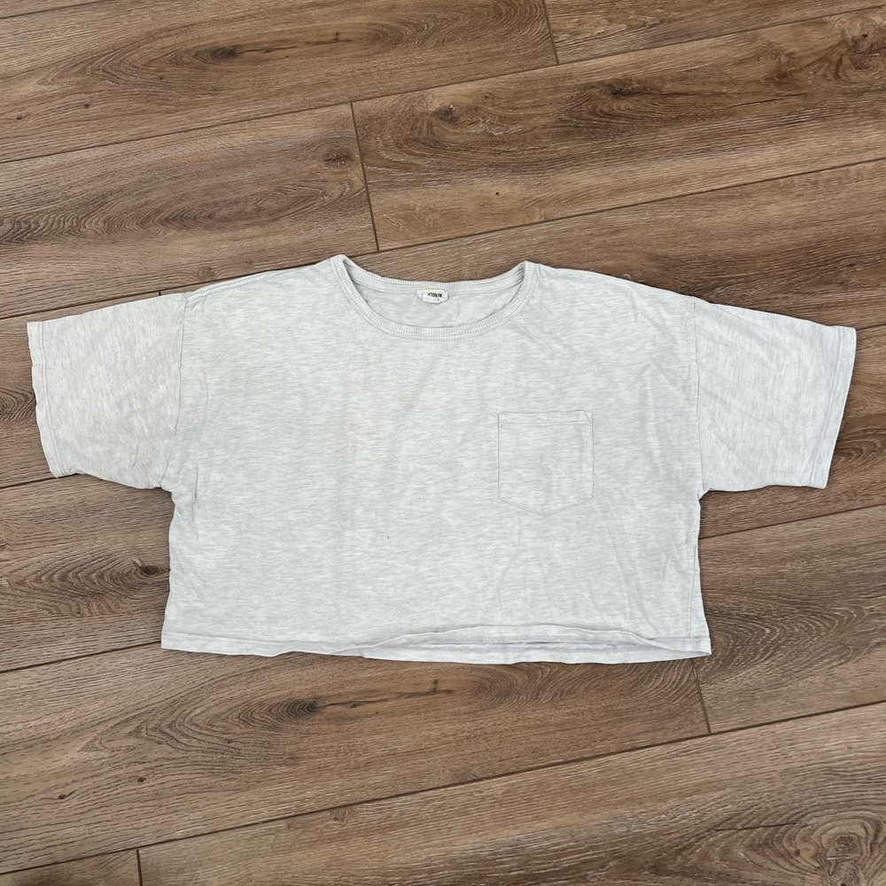 Cropped grey tee